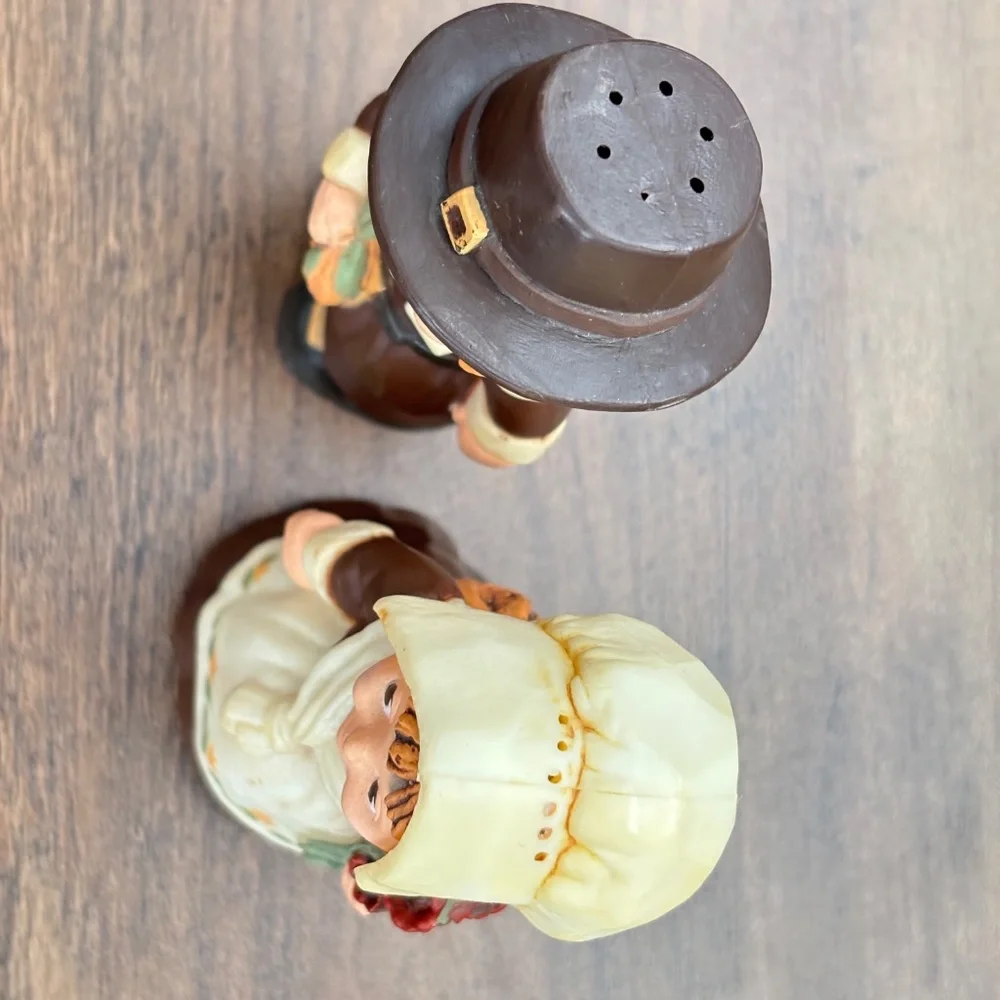 VINTAGE Hallmark Thanksgiving PILGRIM FIGURINES Boy Girl Salt Pepper Shakers Set